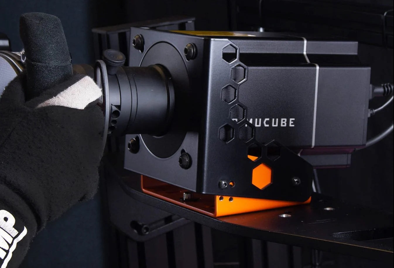 Simucube-Direct-Drive-Wheelbase-Mount_isometric_view_GPerformance