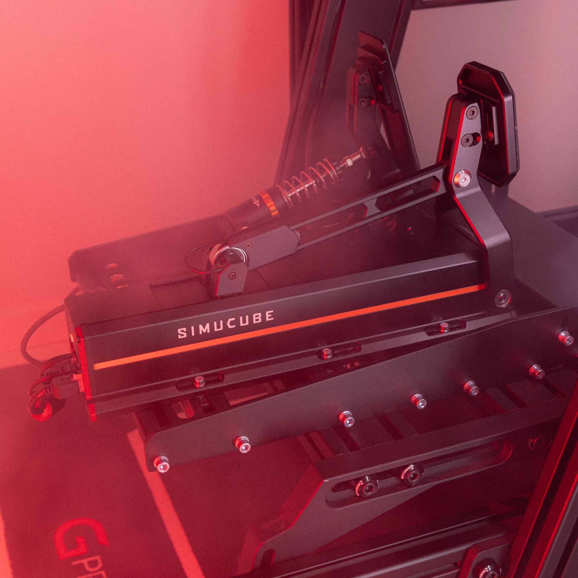 Simucube ActivePedal Pro sim racing pedaal met geavanceerde instelmogelijkheden en realistische auto-effecten in cockpit setting.