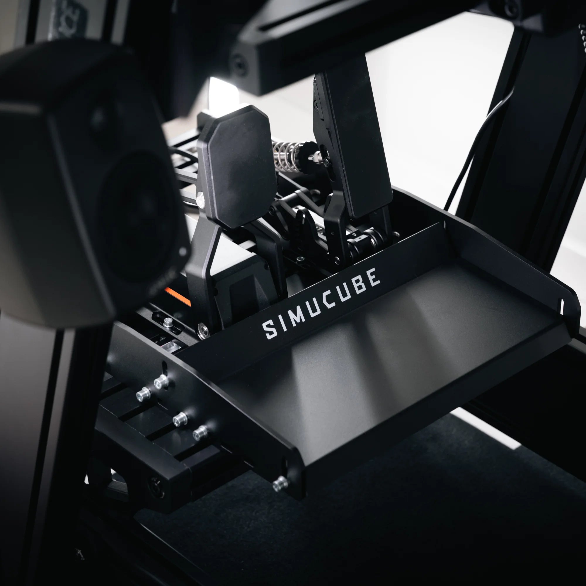 Simucube ActivePedal Pro in cockpitopstelling, met een verstelbaar sim racing pedaal met realistische auto-effecten en 110kg remdruk.