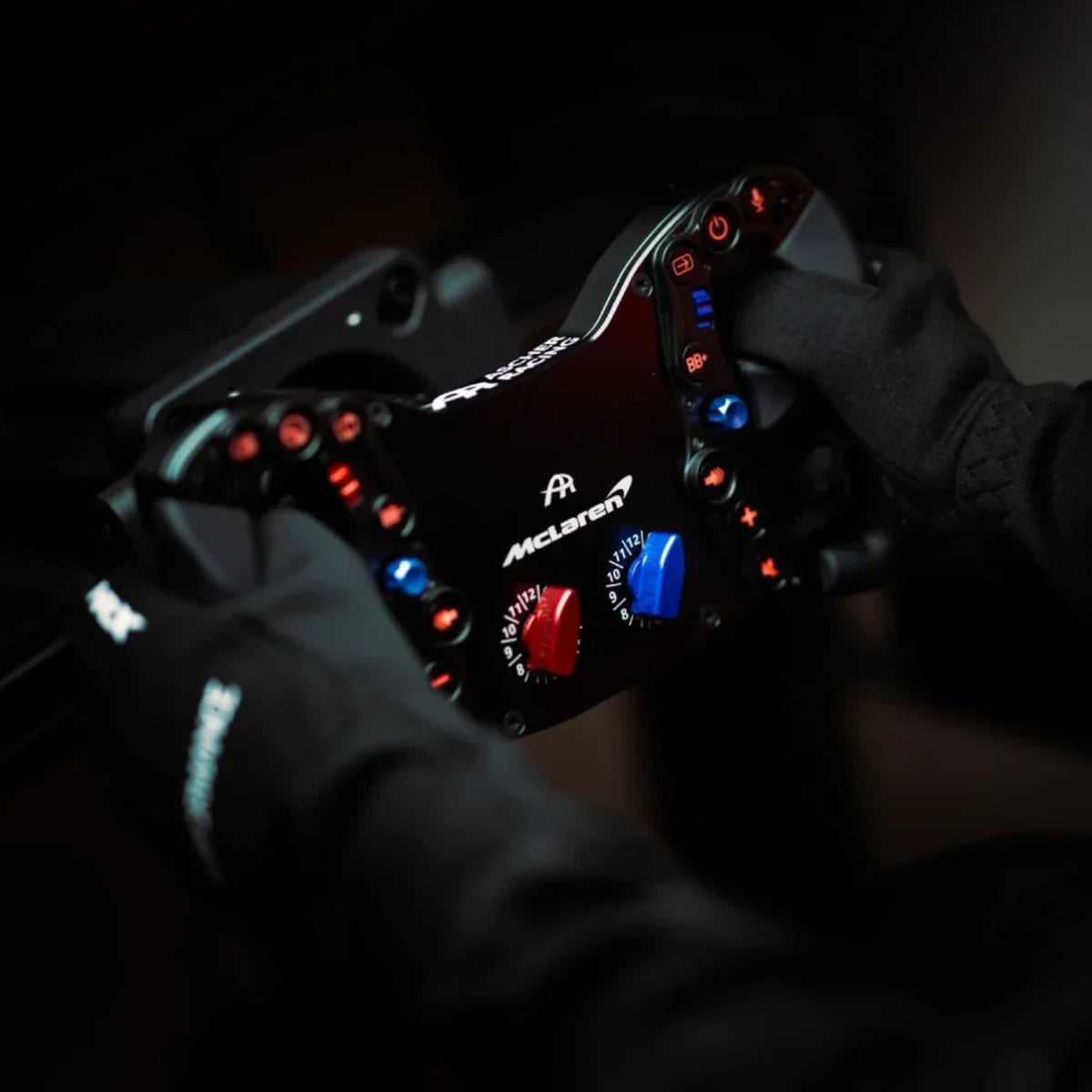 Volante Simucube 2 Pro + Ascher Racing Mclaren Artura Pro BUNDLE utilizzato da un sim racer.