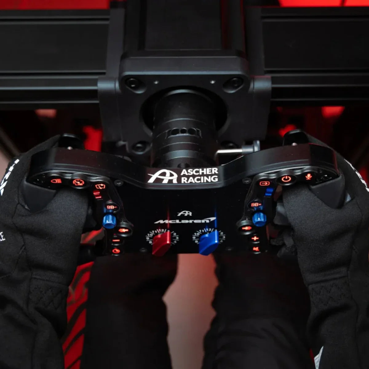Simucube 2 Pro + Ascher Racing Mclaren Artura Pro BUNDLE in uso con tecnologia direct drive per basi volante nel sim racing.