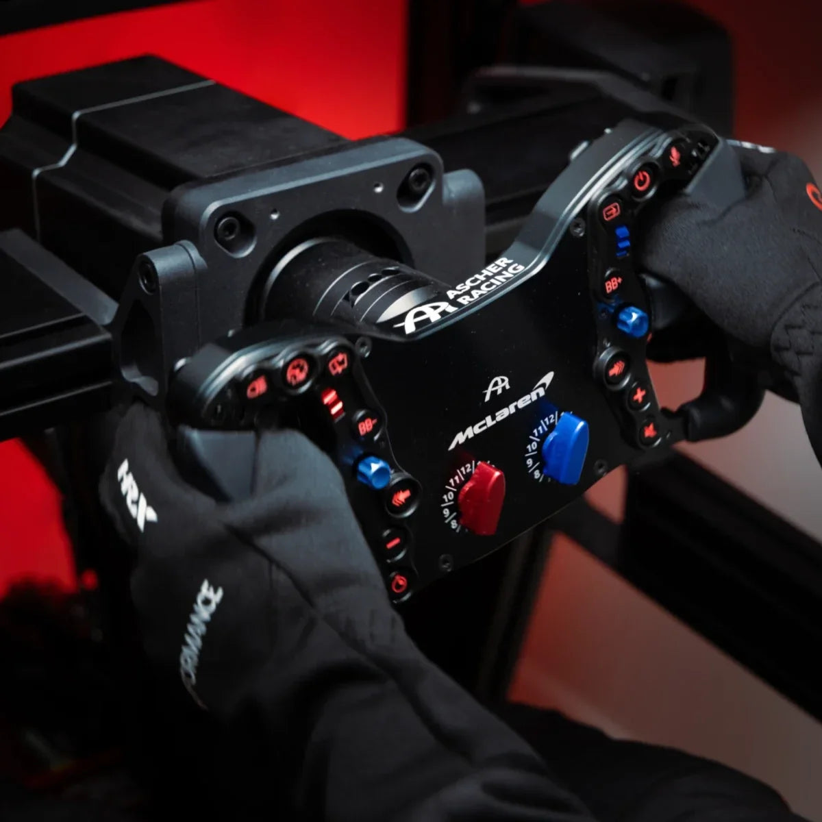 Persona che utilizza il bundle Simucube 2 Pro + Ascher Racing Mclaren Artura Pro per il sim racing.