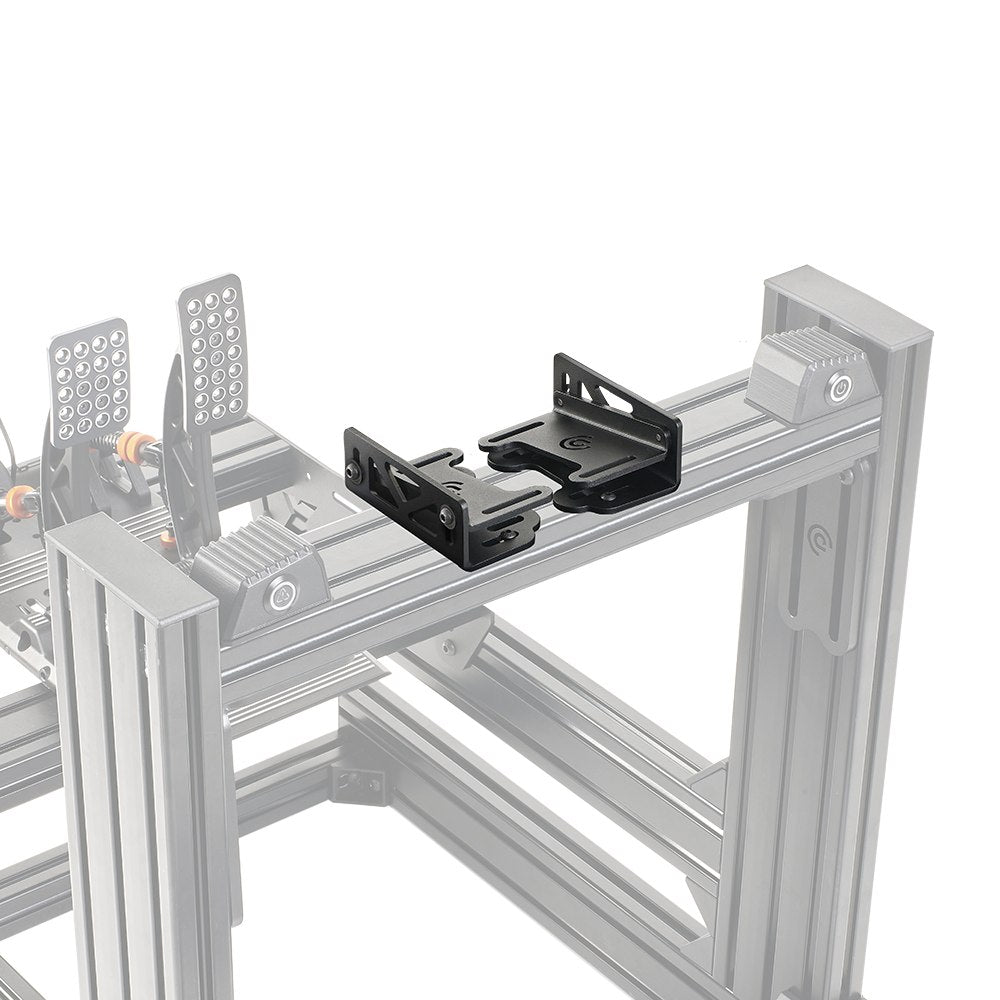 Asetek SimSports® Bottom Mount mit Neigung am Rig, zeigt Neigungshalterungen und Wheelbase-Befestigung für ein individuell anpassbares Racing-Setup.