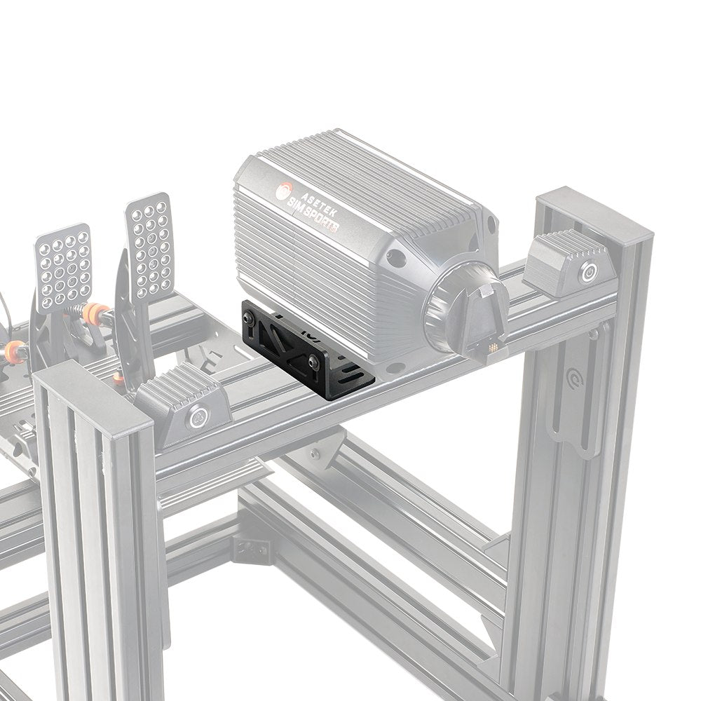 Asetek SimSports® Bottom Mount mit Neigung am Rig montiert, zeigt die Direct Drive Wheelbase-Befestigung und die verstellbare Neigungshalterung.