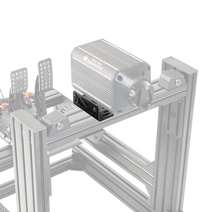 Asetek SimSports® Bottom Mount mit Neigung am Rig montiert, zeigt die Direct Drive Wheelbase-Befestigung und die verstellbare Neigungshalterung.