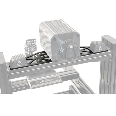 Asetek SimSports® Bottom Mount instalado en un chasis de sim racing, mostrando su compatibilidad tanto con mesas como con cockpits.