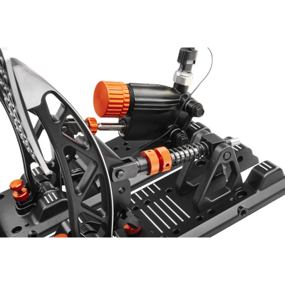 Asetek Invicta S-Series T.H.O.R.P. II pedalen voor een realistische raceauto-remervaring, met hydraulische remmen en een robuust ontwerp.