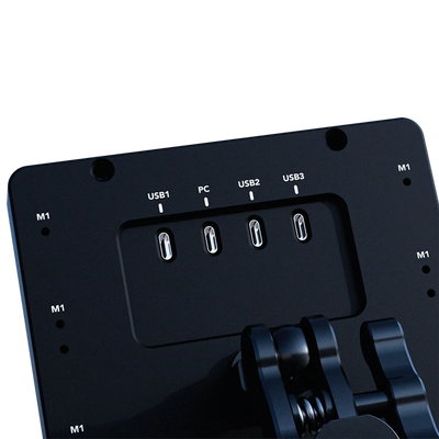 BavarianSimTec Control Center con porte USB-C, alluminio lavorato CNC, Magic Arm per regolazione a 360° e compatibilità SimHub.