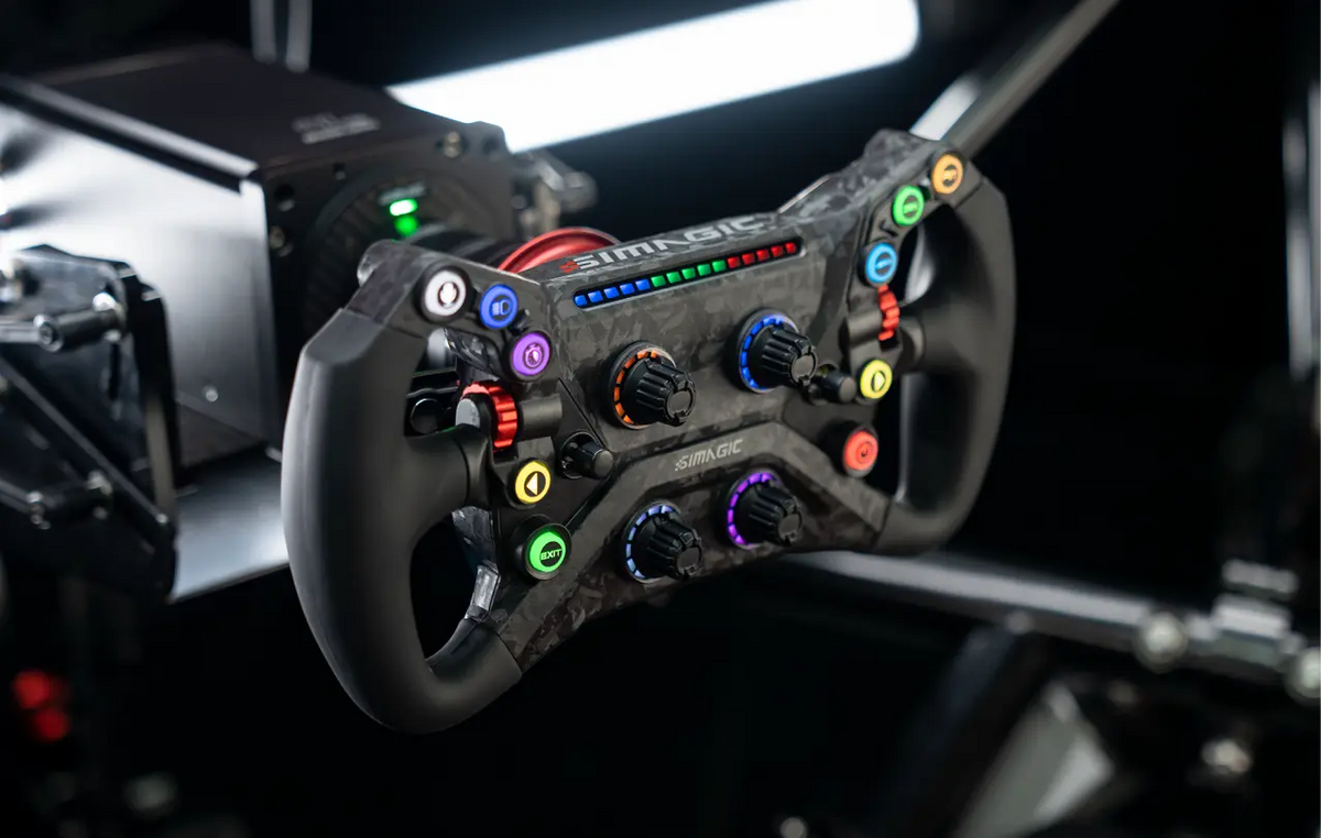 Kierownica Simagic GT Neo z włókna węglowego z konfigurowalnymi przyciskami i precyzyjnymi enkoderami dla pasjonatów simracingu.