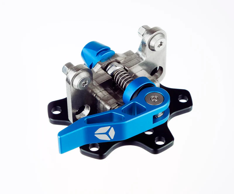 Universal Quick Release (Base Side) din metal rezistent cu accente albastre, compatibil cu 50mm sau 70mm, ideal pentru volane direct drive.