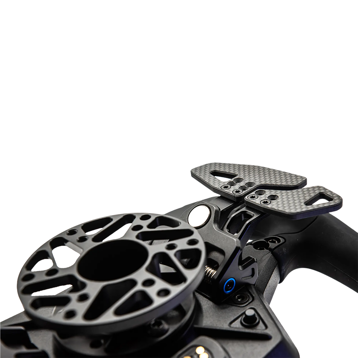 Kierownica sim racingowa Cube Controls Astra z panelem czołowym z włókna węglowego i magnetycznymi łopatkami zmiany biegów, prezentująca ergonomiczną konstrukcję.