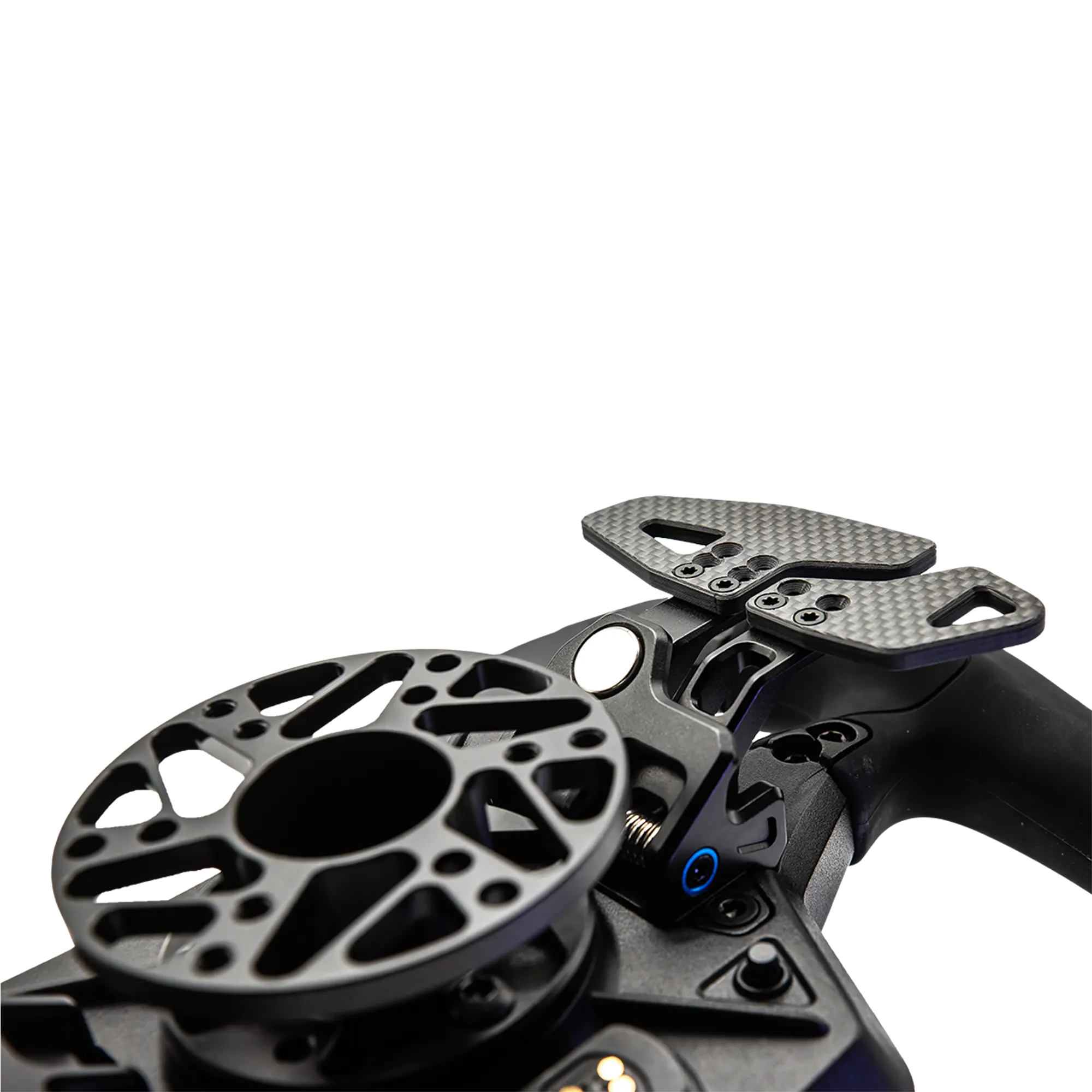 Sim racing volant Cube Controls Astra s čelní deskou z uhlíkových vláken a magnetickými řadicími pádly, který vyniká ergonomickým designem.