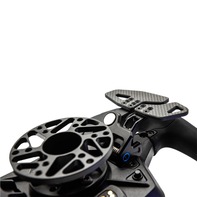 Sim racing volant Cube Controls Astra s čelní deskou z uhlíkových vláken a magnetickými řadicími pádly, který vyniká ergonomickým designem.