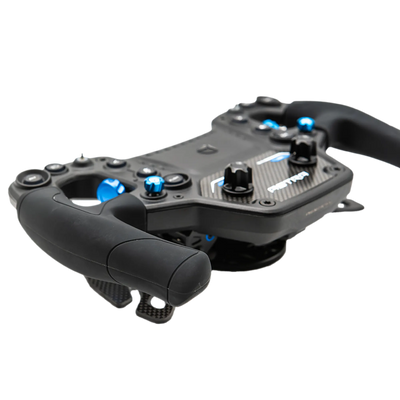 Sim racing volant Cube Controls Astra s čelní deskou z uhlíkových vláken, hliníkovým tělem a přizpůsobitelnými RGB tlačítky pro ještě lepší výkon.