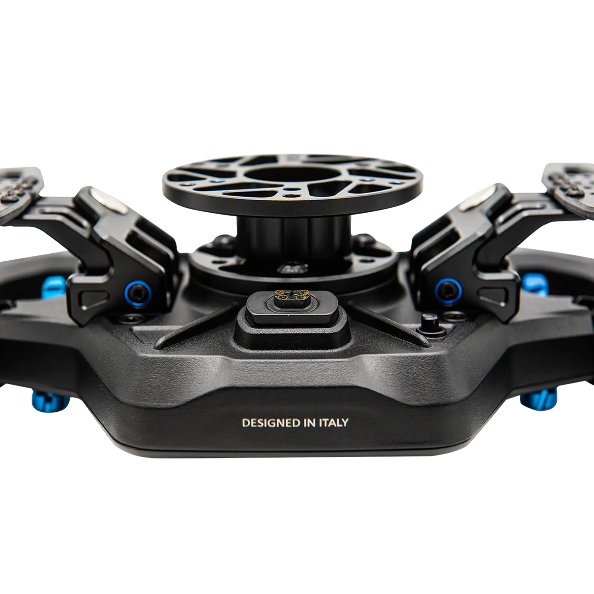 Sim racing volant Cube Controls Astra s čelní deskou z uhlíkových vláken a hliníkovým tělem, vybavený ergonomickými gripy a magnetickými řadicími pádly.