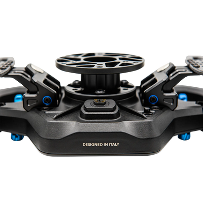 Sim racing volant Cube Controls Astra s čelní deskou z uhlíkových vláken a hliníkovým tělem, vybavený ergonomickými gripy a magnetickými řadicími pádly.