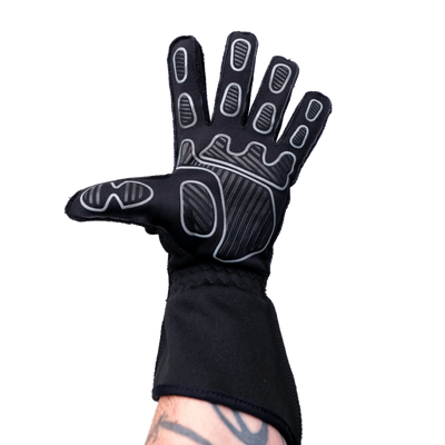 Rękawice kartingowe GPerformance K-Racer Pro FIA z ergonomicznym krojem i zewnętrznymi szwami dla optymalnej przyczepności i komfortu.