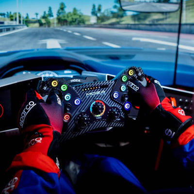 Jazdec používa Moza Racing KS GT-wheel vo svojej sim racing zostave.
