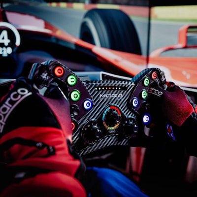 Sim racer používa Moza Racing KS GT-wheel volant s výraznými ovládacími prvkami vo virtuálnom pretekárskom prostredí.