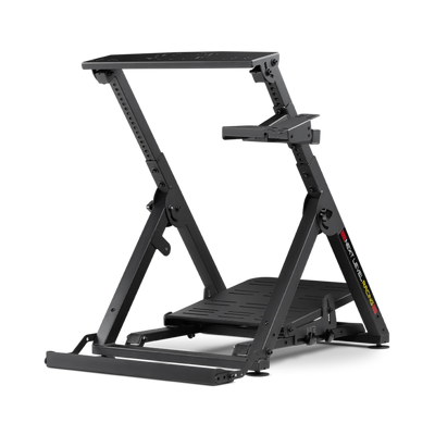 Next Level Racing Wheel Stand 2.0 regolabile e robusto, realizzato in acciaio tagliato al laser, include supporto per sedia e design pieghevole.