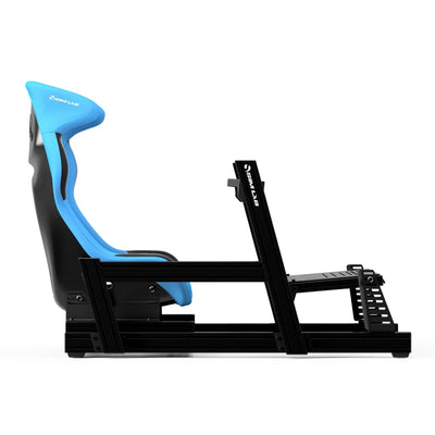Vista laterale del Sim-Lab GT1 Pro Sim Racing Cockpit con telaio nero elegante e sedile blu, ottimizzato per dinamiche di gara di alto livello.