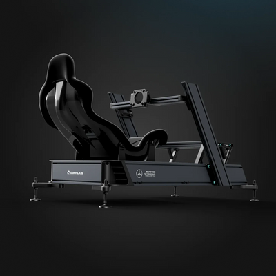 Sim-Lab Mercedes-AMG PETRONAS Formula One Team Sim Racing Cockpit cu scaun inspirat de Formula 1 și suporturi reglabile, culoare neagră.