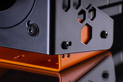 Közelkép egy Simucube konzolról, amely az állítható kialakítást mutatja Direct Drive kormányalapokhoz, kompatibilis a legtöbb szimulátor állvánnyal.