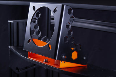 Simucube konzol Direct Drive kormányalapokhoz, állítható és könnyű felszerelést kínál Simucube minőségben, elölnézetből.