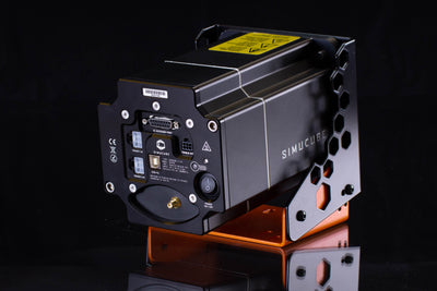 Simucube konzol Direct Drive kormányalapokhoz, állítható kialakítással fekete háttéren.