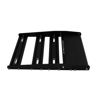 A képen látható Simucube Baseplate a Simucube ActivePedal és más gyártók pedáljainak rögzítéséhez; állítható saroktámasz a kényelemért.