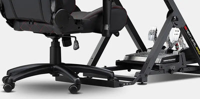 Next Level Racing Wheel Stand 2.0 con sedile da gaming e pedali per setup di simulazione di guida.