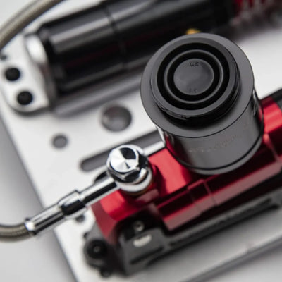 Detailný záber na Simagic P2000 - S200RF hydraulický pedálový systém s duálnym čerpadlovým mechanizmom pre realistickú simuláciu pretekov.